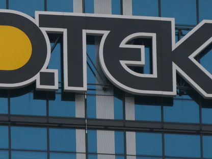 شعار شركة DTEK على مبنى مركز تجاري في كييف بأوكرانيا. 11 مارس 2016 - REUTERS