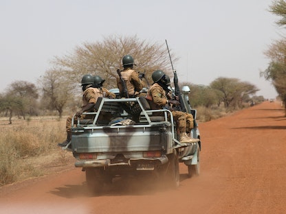 عدد من أفراد جيش بوركينا فاسو يقومون بدورية على طريق جورجادجي في منطقة الساحل في بوركينا فاسو. - REUTERS