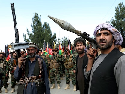 مسلحون في تجمع للإعلان عن دعمهم للقوات الأفغانية والاستعداد للقتال ضد طالبان في ضواحي كابول - أفغانستان - 23 يونيو 2021 - REUTERS