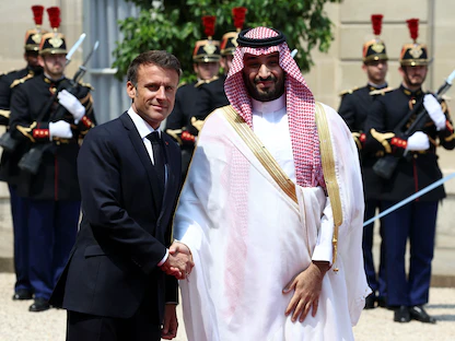 الرئيس الفرنسي إيمانويل ماكرون يستقبل ولي العهد السعودي الأمير محمد بن سلمان في قصر الإليزيه بباريس. 16 يونيو 2023 - REUTERS