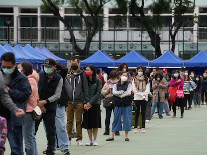العشرات أمام أحد مراكز الكشف عن فيروس كورونا في هونج كونج - 8 فبراير 2022 - REUTERS