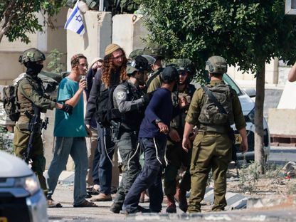 جنود إسرائيليون بجانب مستوطنين في الضفة الغربية. 2 نوفمبر 2023 - AFP