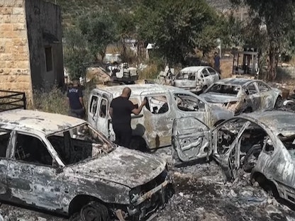 سيارات محترقة بعد أن أضرم مستوطنون إسرائيليون النار في منازل ومركبات في قرى فلسطينية بالضفة الغربية - وفا