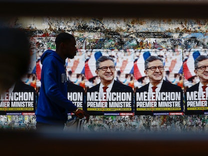 ملصقات انتخابية في باريس لزعيم حزب "فرنسا الأبيّة" اليساري جان لوك ميلانشون - 3 مايو 2022 - REUTERS