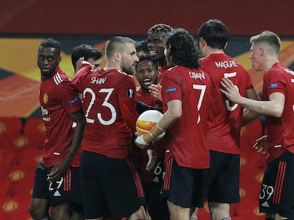 لاعبو مانشستر يونايتد يحتفلون بهدفهم الخامس في شباك روما - REUTERS