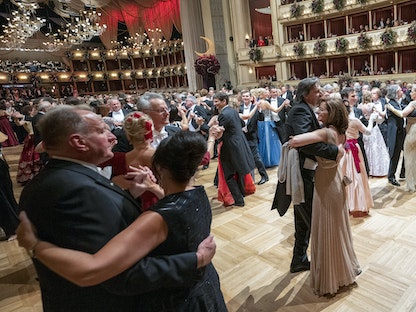 أزواج يرقصون في إحدى الحفلات الموسيقية الراقصة بدار الأوبرا في العاصمة النمساوية فيينا.  20 فبراير 2020 - AFP
