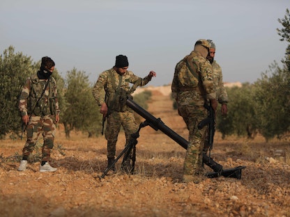 مسلحون سوريون مدعومون من تركيا قرب الحدود بشمال محافظة حلب السورية. 21 نوفمبر 2022. - AFP