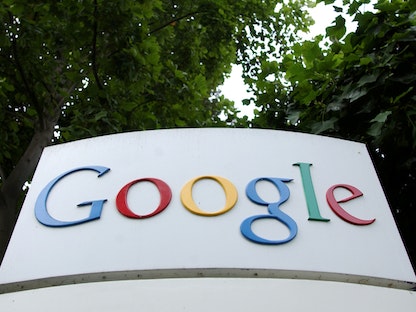 شعار شركة "Google" خارج مقرها الرئيسي في ماونتن فيو بولاية كاليفورنيا، الولايات المتحدة- 18 أغسطس 2004. - REUTERS