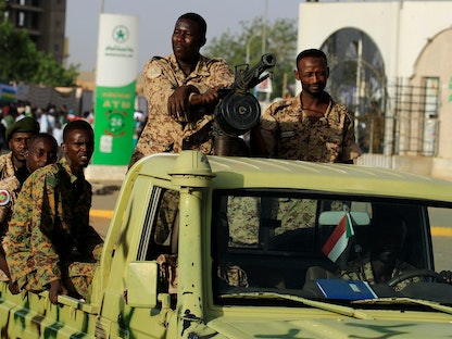 جنود سودانيون فوق مركبة عسكرية في العاصمة الخرطوم  - REUTERS