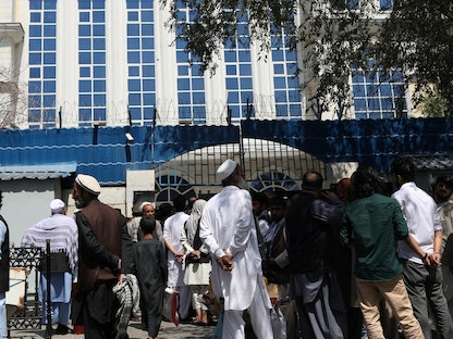 أفغان ينتظرون في طابور أمام "بنك عزيزي" في كابول - 4 سبتمبر 2021 - REUTERS