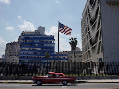 علم أميركي أمام سفارة الولايات المتحدة في العاصمة الكوبية هافانا. 10 نوفمبر 2021 - REUTERS
