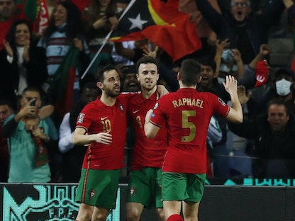 احتفال لاعبي البرتغال عقب تسجيل ديوجو جوتا الهدف الثاني في مرمى تركيا - REUTERS