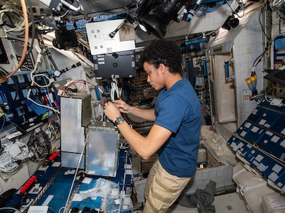 رائدة الفضاء في وكالة "ناسا" الأميركية جيسيكا واتكينز أثناء عملها على مكونات النظام الكهربائي داخل وحدة "هارموني" في محطة الفضاء الدولية - 7 يوليو 2022  - nasa.gov