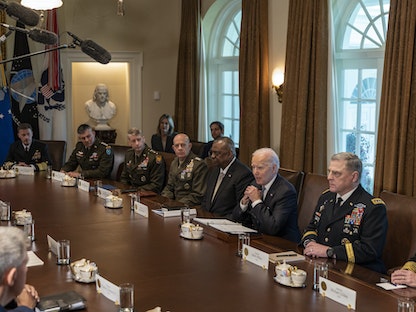 الرئيس الأميركي جو بايدن يتحدث خلال اجتماع في غرفة مجلس الوزراء بالبيت الأبيض في واشنطن. 20 أبريل 2022 - Bloomberg