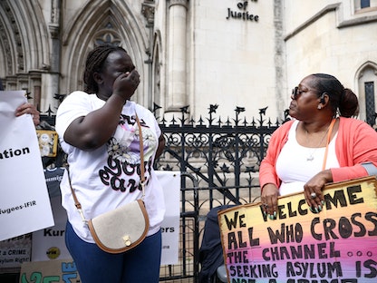 نشطاء يتظاهرون أمام محكمة العدل الملكية في بريطانيا – 13 يونيو  - REUTERS