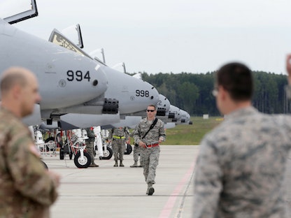 قوات أميركية  في المطار العسكري بليفاردي- لاتفيا - REUTERS