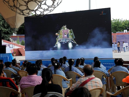 هنود داخل قاعة في مدينة جوجارات للعلوم في أحمد آباد بالهند يشاهدون بثاً مباشراً للحظة هبوط المركبة الفضائية Chandrayaan-3 على القمر. 23 أغسطس 2023 - REUTERS