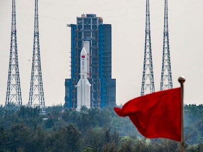صاروخ "لونج مارش 5 بي" الذي يطلق وحدة مينجتيان العلمية الصينية إلى محطة تيانجونج الفضائية قبل إطلاقه في مقاطعة هاينان جنوبي الصين. 31 أكتوبر 2022 - AFP