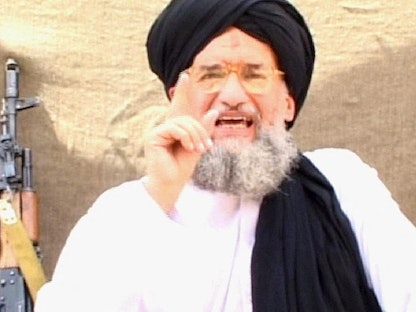 لقطة من شريط فيديو بث في 4 أغسطس 2005 يظهر زعيم تنظيم القاعدة أيمن الظواهري الذي أعلنت الولايات المتحدة مقتله في عملية أميركية - AFP