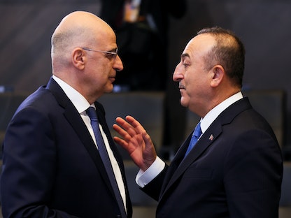 وزير الخارجية اليوناني نيكوس دندياس ونظيره التركي مولود أوغلو على هامش قمة الناتو في بروكسل - 7 أبريل 2022 - REUTERS