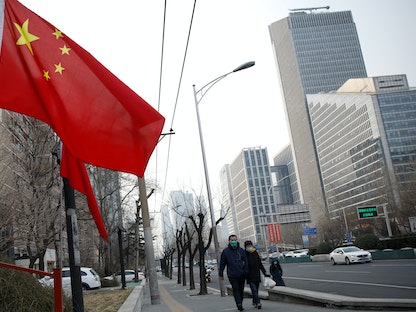 علم الصين في أحد شوارع العاصمة بكين  - REUTERS