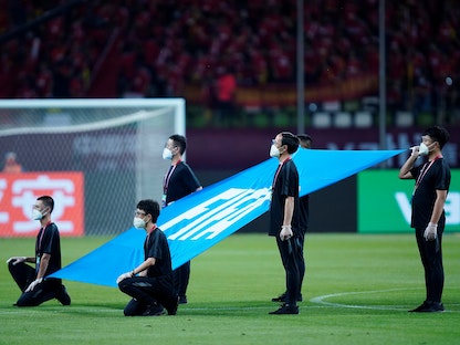 لافتة تحمل شعار الفيفا قبيل انطلاق مباراة بين الصين وغوام ضمن التصفيات المؤهلة إلى كأس العالم  - REUTERS