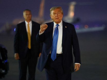 الرئيس الأميركي دونالد ترمب يلوح بيده بعد عودته من قمة مجموعة السبع في كندا. 17 يونيو 2025 - Reuters