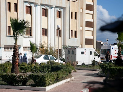سيارات إسعاف تقف خارج الحرم الجامعي في ولاية البويرة الجزائرية - REUTERS
