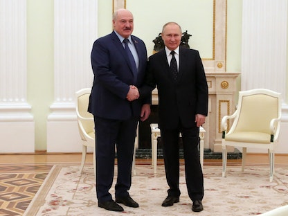 الرئيس الروسي فلاديمير بوتين يستقبل نظيره البيلاروسي ألكسندر لوكاشينكو - 11 مارس 2022 - AFP