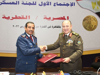 رئيس أركان حرب القوات المسلحة المصرية الفريق أسامة عسكر ونظيره القطري الفريق ركن سالم بن حمد العقيل النابت في ختام الاجتماع الأول للجنة العسكرية المشتركة - Twitter@EgyArmySpox
