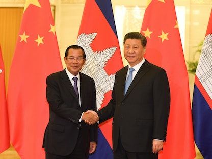الرئيس الصيني شي جين بينج ورئيس الوزراء الكمبودي هون سين قبل اجتماعهما في بكين - 29 إبريل 2019. - REUTERS