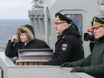 الرئيس الروسي فلاديمير بوتين مع قادة في القوات البحرية والبرية خلال مناورات عسكرية في البحر الأسود قبالة القرم- 9 يناير 2020  - via REUTERS