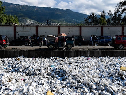 نفايات بلاستيكية تطفو على قناة صرف صحي في العاصمة الهاييتية بورت أو برنس. 23 أبريل 2019 - AFP