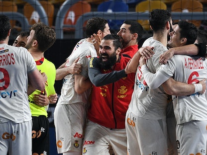 فرحة لاعبي إسبانيا بتحقيق المركز الثالث في مونديال اليد - AFP