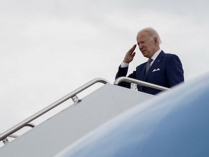 الرئيس الأميركي جو بايدن أثناء صعوده طائرة الرئاسة في طريقه إلى قاعدة الحرس الوطني الجوية في ديلاوير- 13 مايو 2022 - REUTERS