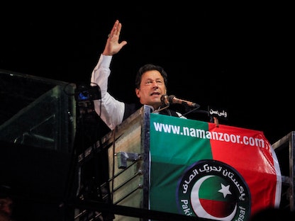 رئيس الوزراء الباكستاني السابق عمران خان يلقي كلمة أمام أنصاره في لاهور- 21 أبريل 2022 - REUTERS