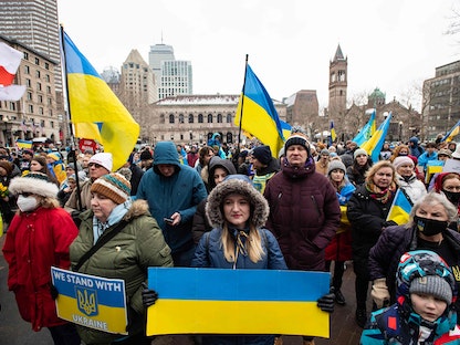 أنصار أوكرانيا يهتفون في مسيرة لدعمها وتوجيه الشكر للولايات المتحدة" في كوبلي سكوير في بوسطن بولاية ماساتشوستس الأميركية. 26 فبراير 2023 - AFP