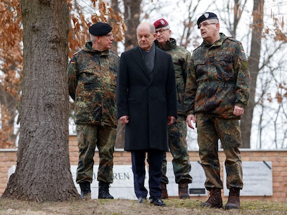 المستشار الألماني أولاف شولتز خلال زيارته قيادة عمليات الجيش الألماني في شويلوز بألمانيا- 4 مارس 2022. - REUTERS