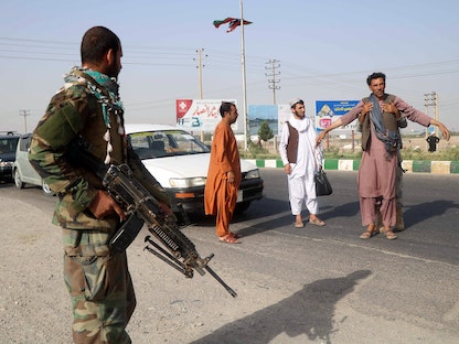 جندي من الجيش الأفغاني في نقطة تفتيش بولاية هرات، 9 يوليو 2021 - REUTERS