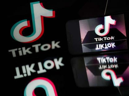 علامة تيك توك التجارية تظهر على العديد من الشاشات الرقمية. 7 مارس 2024 - AFP - AFP