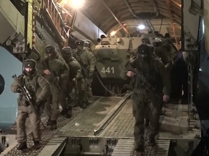 قوات روسية تصل كازاخستان للمساعدة في السيطرة على الاضطرابات التي تشهدها البلاد - 8 يناير 2022 - REUTERS