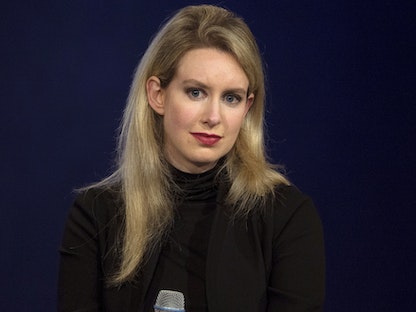إليزابيث هولمز الرئيس التنفيذي لشركة Theranos وسيدة الأعمال الأميركية في نيويورك الولايات المتحدة- 29 سبتمبر 2015 - REUTERS