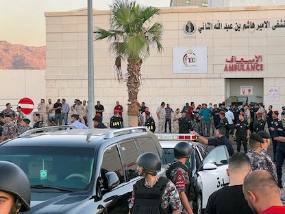 عناصر من الدرك الأردني يقفون خارج مستشفى بعد تسرب غاز سام من صهريج تخزين في ميناء العقبة، الأردن. 27 يونيو 2022 - REUTERS