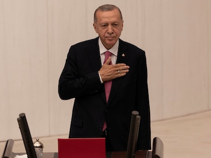 الرئيس التركي رجب طيب أردوغان يحيي أعضاء البرلمان والضيوف لدى وصوله لأداء اليمين الدستورية في أنقرة. 3 يونيو 2023 - REUTERS