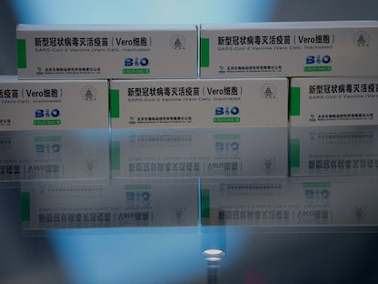 صناديق للقاح مضاد لفيروس كورونا المستجد طرحته شركة سينوفارم الصينية أثناء معرض لها- 26 فبراير 2021 - AFP