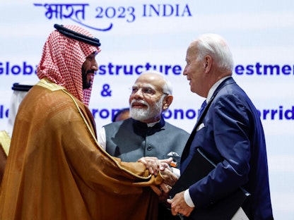 رئيس الوزراء الهندي ناريندرا مودي يتوسط ولي العهد السعودي الأمير محمد بن سلمان والرئيس الأميركي جو بايدن في جلسة عمل على هامش قمة مجموعة العشرين في الهند. 9 سبتمبر 2023 - AFP
