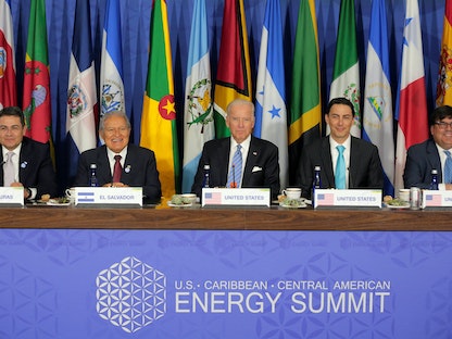 الرئيس الأميركي جو بايدن (نائب الرئيس آنذاك) مع أموس هوشتاين في قمة أمن الطاقة لدول البحر الكاريبي في واشنطن - 4 مايو 2015 - REUTERS