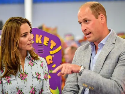 الأمير وليام وزوجته كيت خلال زيارتهما لجنوب ويلز- 5 ديسمبر 2020 - REUTERS