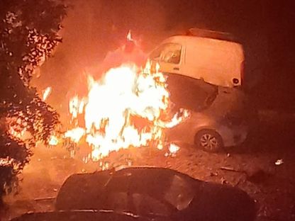 صورة متداولة لاشتعال النار في سيارة في موقع انفجار بالضاحية الجنوبية في بيروت، لبنان. 2 يناير 2024 - .