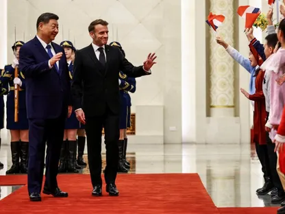 الرئيس الصيني شي جين بينج يستقبل نظيره الفرنسي إيمانويل ماكرون في قاعة الشعب الكبرى ببكين. 4 ديسمبر 2025 - Reuters